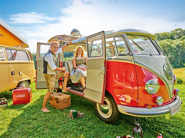 Stellplatz an der Therme: Mann und Frau bei einem Auto am Stellplatz von Holmernhof Camping & mehr.