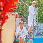 Stellplatz an der Therme: Mann und Frau in der Therme von Holmernhof Camping & mehr.