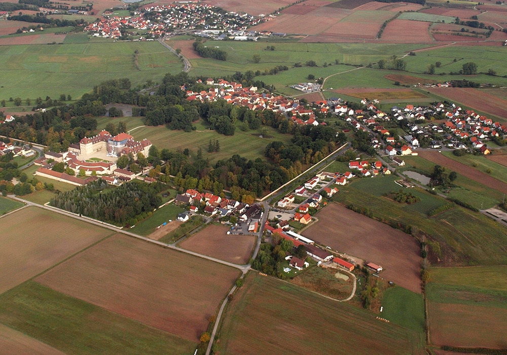 Luftaufnahme von Pommersfelden mit Schloss Weißenstein.